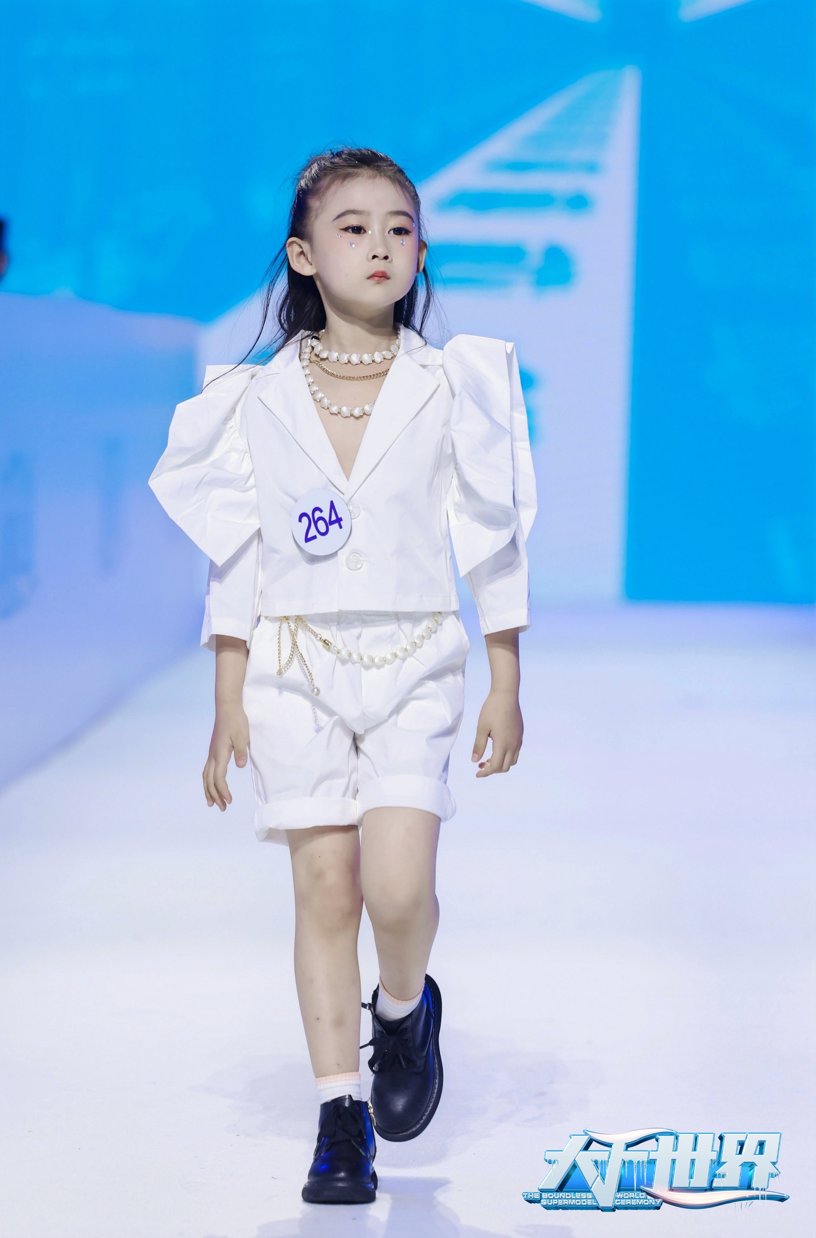 大千世界超模盛典品牌大使王祎芃荣登美国纽约纳斯达克大屏(图2)